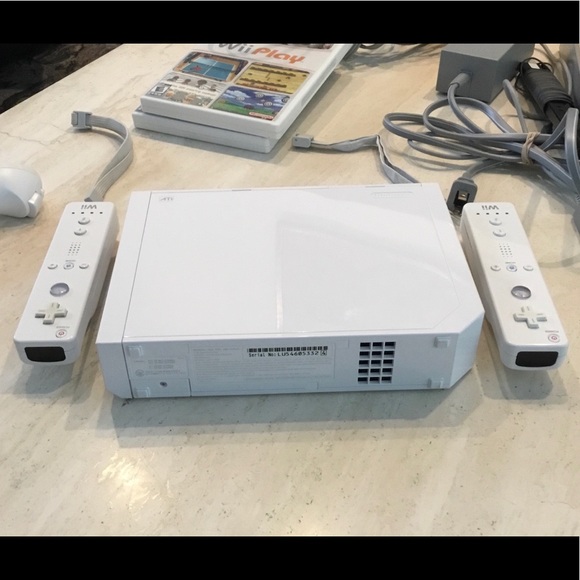 Wii Console Nintendo RVL-001 2 Remotes RVL 001 Controllers 2 Games Complete - Picture 9 of 11